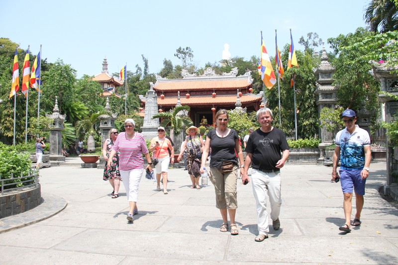 Du khách quốc tế tham quan chùa Long Sơn, TP Nha Trang, tỉnh Khánh Hòa. (Ảnh: XUÂN THÀNH)