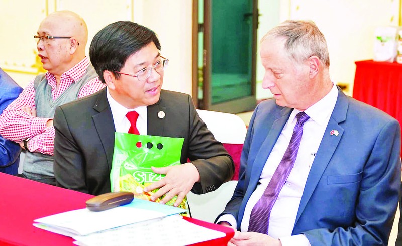 Ông Hồ Xuân Hiếu đang trao đổi với Đại sứ đặc mệnh toàn quyền Israel tại Việt Nam Yaron Mayer về liên kết trồng lúa hữu cơ.