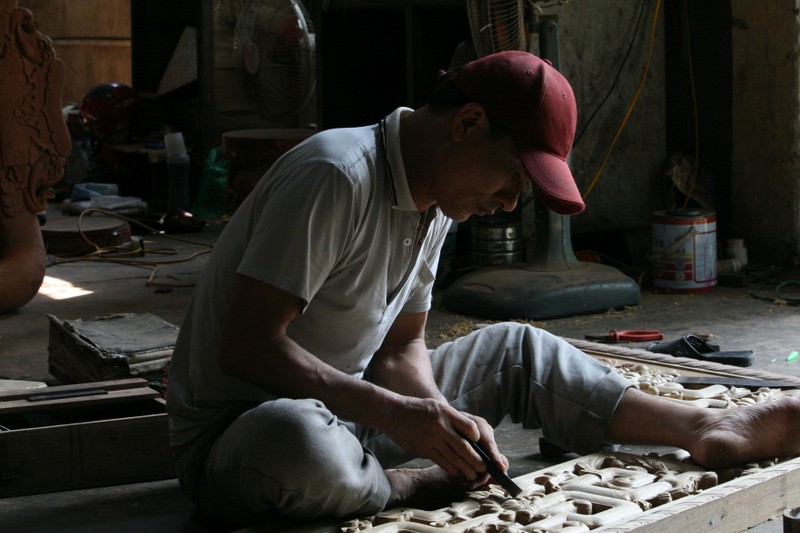 Sản xuất đồ gỗ mỹ nghệ tại làng nghề Đồng Kỵ (Bắc Ninh).