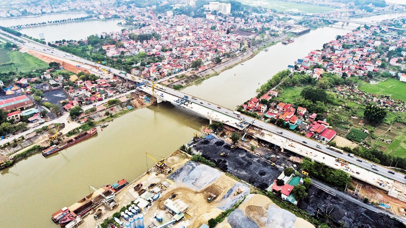Tỉnh Bắc Giang đầu tư xây dựng mở rộng cầu Như Nguyệt kết nối với tỉnh Bắc Ninh, tạo điều kiện giao thông thuận lợi, thu hút đầu tư. (Ảnh ĐẶNG Giang)