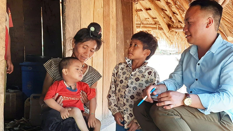 Nhân viên y tế tỉnh Điện Biên về cơ sở tuyên truyền người dân không mua bán, sử dụng thịt gia súc chết không rõ nguyên nhân để phòng bệnh than lây sang người.