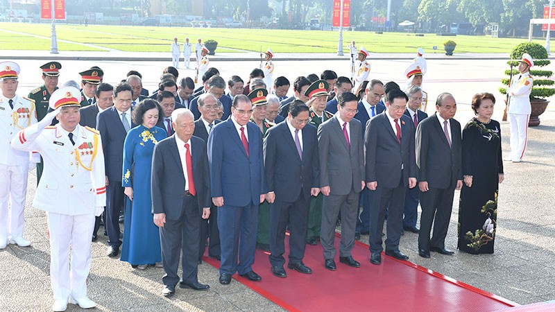 Các đồng chí lãnh đạo, nguyên lãnh đạo Đảng, Nhà nước vào Lăng viếng Chủ tịch Hồ Chí Minh. (Ảnh: ĐĂNG KHOA)
