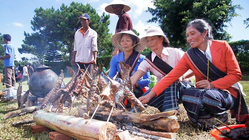 Đồng bào dân tộc thiểu số chế biến các món ăn truyền thống phục vụ du khách.