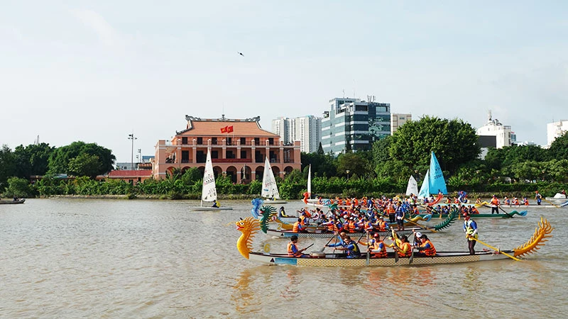 Biểu diễn thuyền rồng tại Lễ hội sông nước Thành phố Hồ Chí Minh lần thứ nhất.