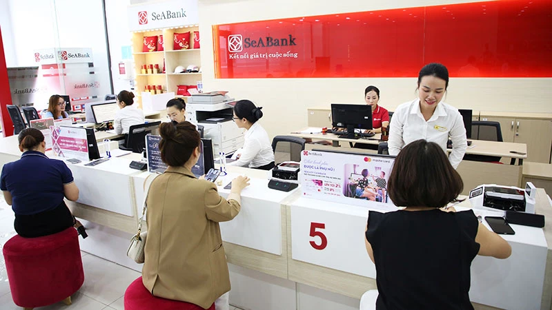 Khách hàng giao dịch tại Chi nhánh Ngân hàng SeA Bank.