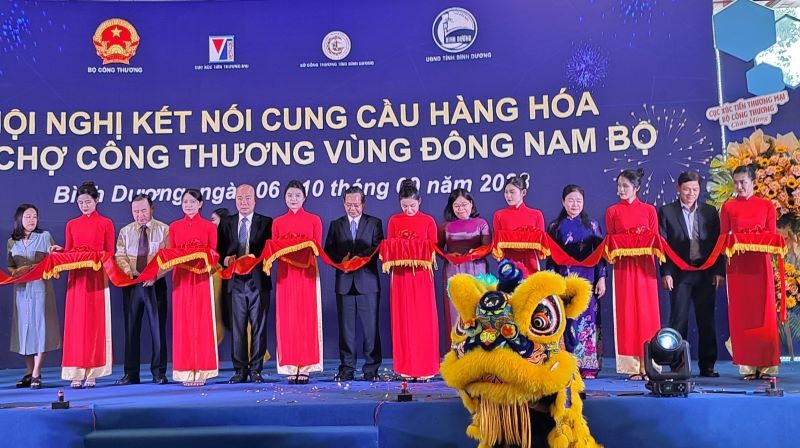 Các đại biểu thực hiện nghi thức khai mạc Hội nghị kết nối cung-cầu hàng hóa và Hội chợ Công thương vùng Đông Nam Bộ-Bình Dương 2023 