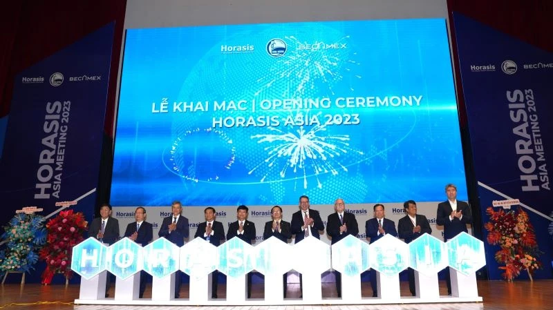 Các đại biểu thực hiện nghi thức khai mạc Diễn đàn Hợp tác Kinh tế Horasis châu Á 2023.