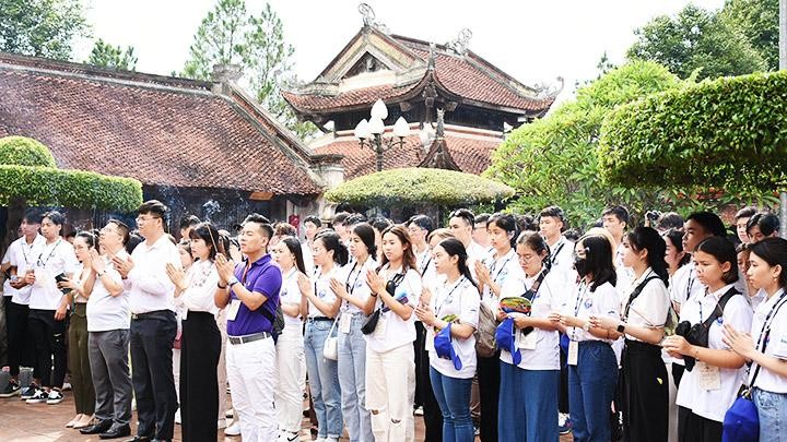 Đoàn đại biểu tham gia Trại hè 2022 dâng hương tại Đền thờ Hoàng đế Quang Trung ở TP Vinh (Nghệ An).