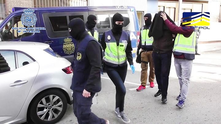 Cảnh sát Tây Ban Nha bắt giữ một đối tượng thuộc mạng lưới hawala. Ảnh: AL ARABIYA 