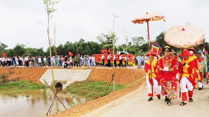 Chính quyền xã Triệu Giang cùng người dân làng Trà Liên tham gia rước tượng Nguyễn Ư Dĩ.