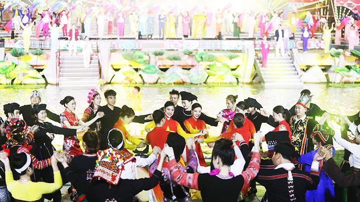 Vòng tay kết đoàn của 54 dân tộc anh em trong ngày hội Đại đoàn kết các dân tộc - Di sản văn hóa Việt Nam.