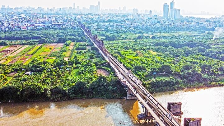 Cầu Long Biên nhìn về phía nội đô Hà Nội. Ảnh: KHIẾU MINH