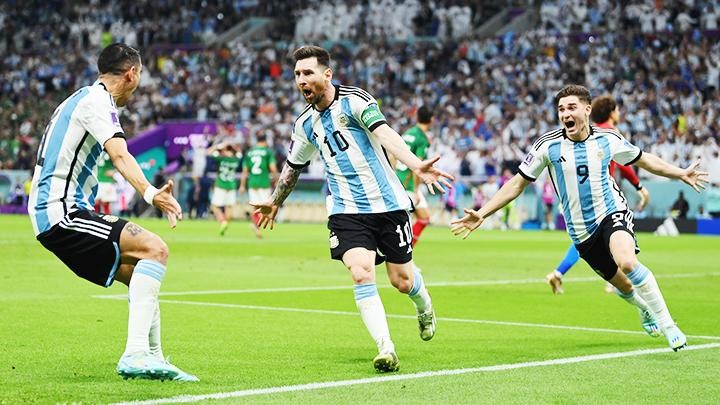 Lionel Messi (số 10) đã vượt qua núi áp lực để mở lại cánh cửa vào vòng sau cho Argentina.