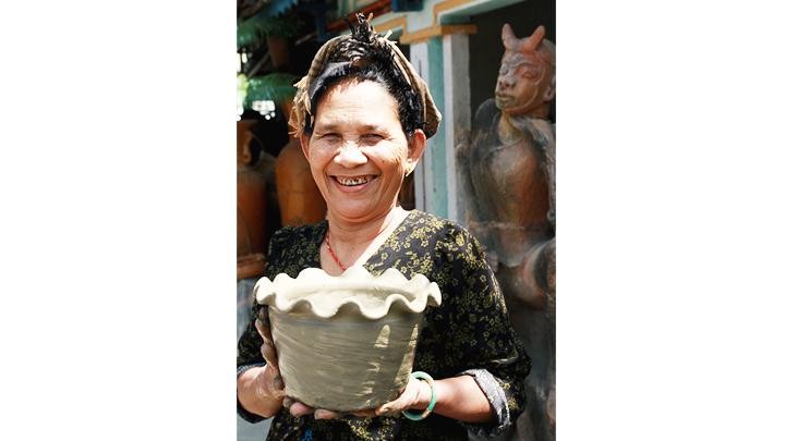 Nghệ nhân Đàng Thị Phan, người phụ nữ truyền lửa yêu nghề gốm Bàu Trúc.