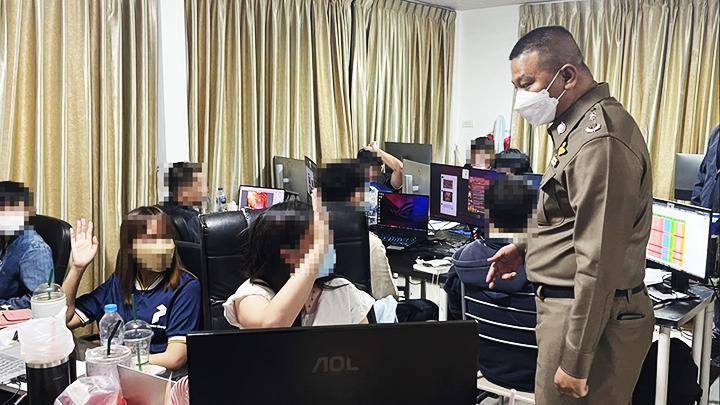 Cảnh sát Thailand bắt giữ các đối tượng trong đường dây cá độ online. Ảnh: THAIPBSWORLD