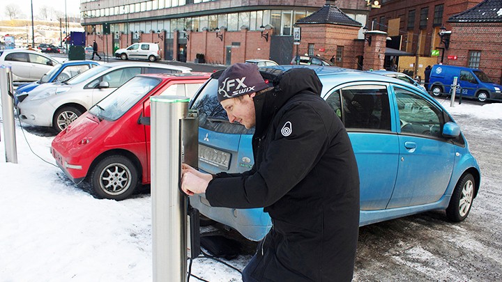 Sử dụng xe điện đã trở thành thói quen của nhiều người dân Na Uy. Ảnh: GETTY IMAGES