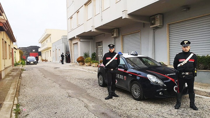 Cảnh sát Italy bảo vệ hiện trường vụ bắt giữ Matteo Messina. Ảnh: ANTENA3