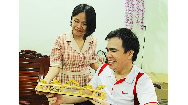 Chị Trần Mỹ Quyên hỗ trợ anh Hứa Văn Minh lan tỏa sản phẩm tăm tre Cầu Rồng Đà Nẵng.