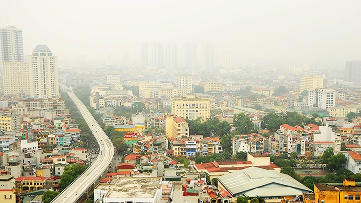 Tình trạng ô nhiễm bụi trong không khí tại Hà Nội đang có diễn biến xấu. Ảnh: NAM ANH