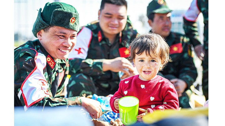 Các chiến sĩ Quân đội nhân dân Việt Nam hỗ trợ người dân vùng động đất. Ảnh: THÀNH ĐẠT