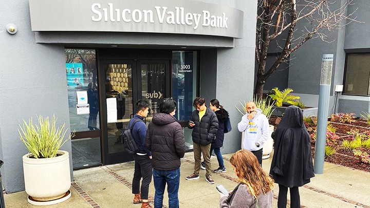 Các nhà đầu tư chờ rút tiền gửi tại Silicon Valley Bank. Ảnh: BLOOMBERG
