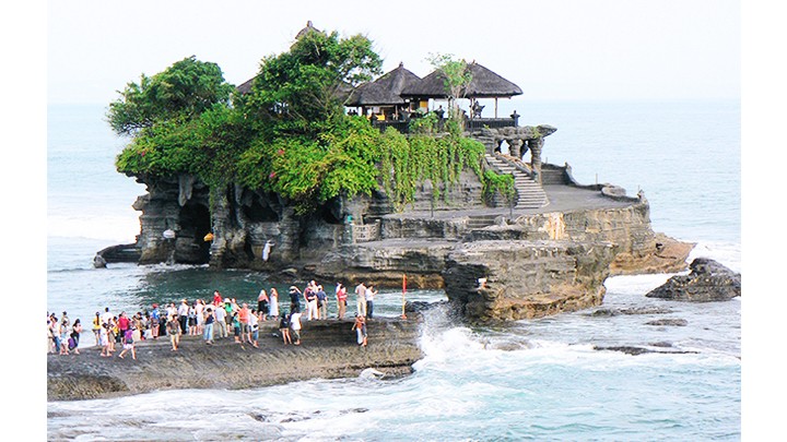 Một số điểm du lịch nước ngoài như Bali (Indonesia) thu hút đông khách.
