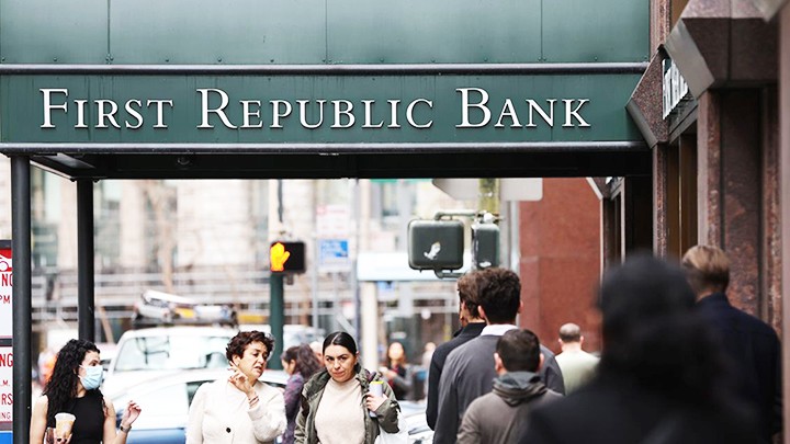 Trước nguy cơ sụp đổ của ngân hàng First Republic, các cơ quan tài chính Mỹ đã có phương án hỗ trợ. Ảnh: CNN