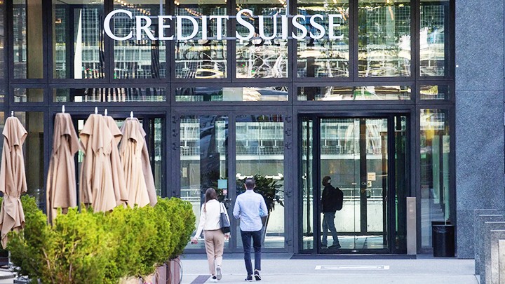 Credit Suisse sụp đổ do bị ảnh hưởng bởi cú sốc từ ngành ngân hàng Mỹ. Ảnh: BLOOMBERG