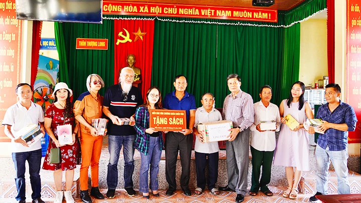 Nhà văn Trịnh Đình Nghi (thứ tư từ phải sang) cùng một số thành viên Quán Chiêu Văn tặng sách tại Hà Tĩnh.