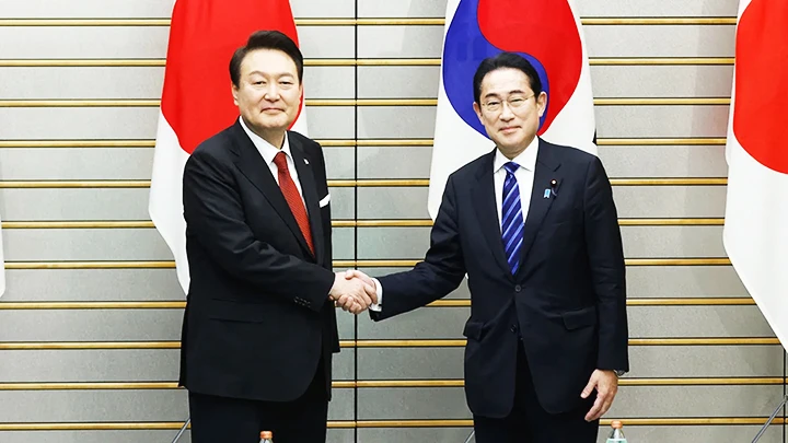 Hai nhà lãnh đạo Hàn Quốc (trái) và Nhật Bản tại cuộc gặp hồi tháng 3 ở Tokyo. Ảnh: REUTERS