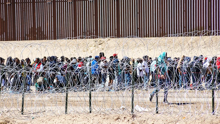 Hàng chục nghìn người di cư đang chờ đợi để được nhập cảnh vào Mỹ. Ảnh: CNN