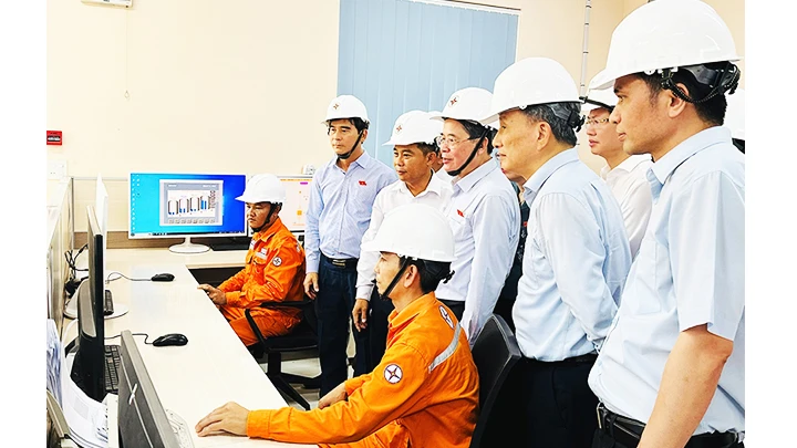 Đoàn giám sát khảo sát thực tế tại Điện lực Phú Quý (huyện đảo Phú Quý, Bình Thuận).