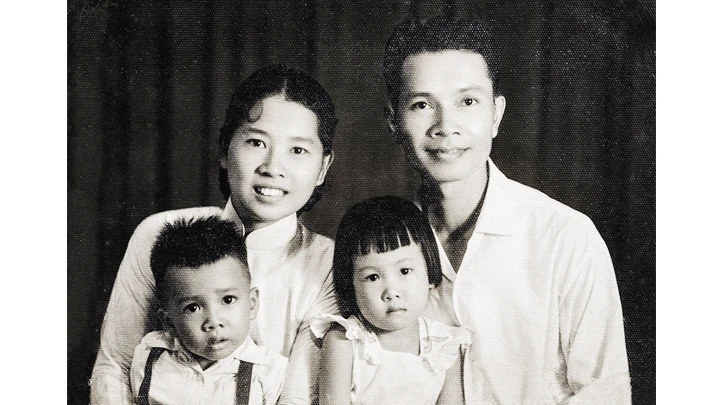 Bức hình duy nhất bà Đỗ Duy Liên và chồng là liệt sĩ Lê Duy Nhuận chụp cùng hai con Liên Hoan - Thái Hỷ vào năm 1960. Ảnh nhân vật cung cấp.