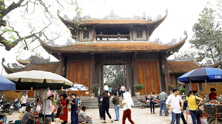 Tam quan mới của chùa Nôm (Văn Lâm, Hưng Yên) đã thay thế cho tam quan giản dị của chùa Nôm cũ.