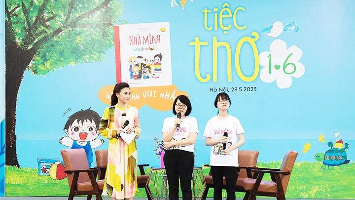 Nhà thơ Huỳnh Mai Liên và con gái - Mai Khuê, tại chương trình “Tiệc thơ” được tổ chức nhân Ngày Quốc tế thiếu nhi 1/6/2023.