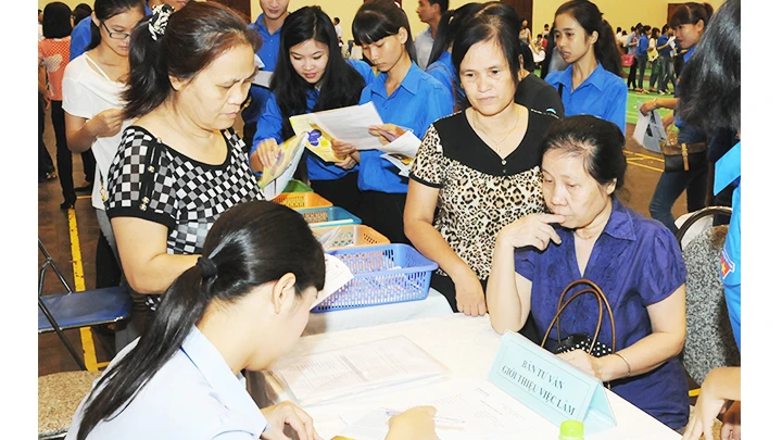 Tư vấn cho người lao động tại trung tâm giới thiệu việc làm Hà Nội. Ảnh: BẮC SƠN