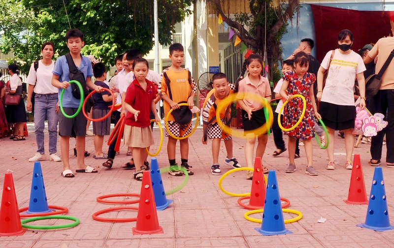 Trò chơi ném vòng thu hút nhiều em tham gia.