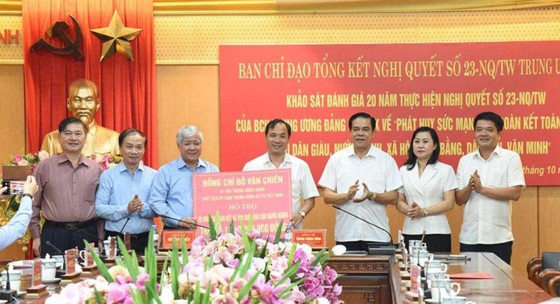 Bí thư Trung ương Đảng, Chủ tịch Ủy ban Mặt trận Tổ quốc Việt Nam Đỗ Văn Chiến trao tặng tỉnh Hà Tĩnh 20 ngôi nhà đại đoàn kết và 200 suất quà cho các gia đình khó khăn.