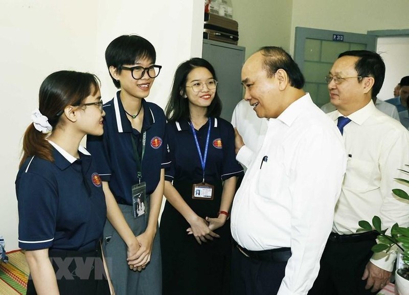 Chủ tịch nước Nguyễn Xuân Phúc thăm ký túc xá sinh viên tại Đại học Quốc gia Thành phố Hồ Chí Minh. (Ảnh: Thống Nhất/TTXVN)