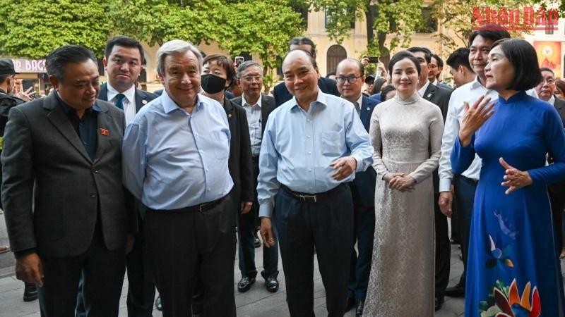 Chủ tịch nước Nguyễn Xuân Phúc và Tổng Thư ký Liên hợp quốc Antonio Guterres cùng các đại biểu nghe giới thiệu về di tích Đền Ngọc Sơn.
