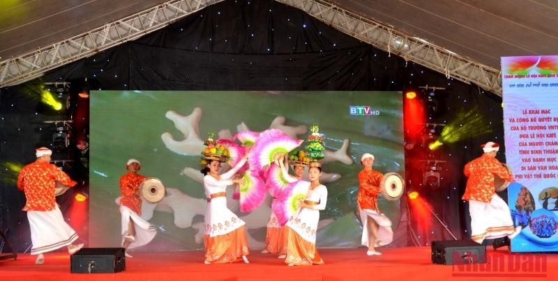 Biểu diễn múa hát truyền thống dân tộc Chăm khai mạc Lễ hội Katê 2022.