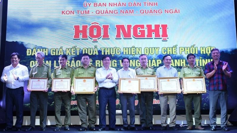 Ủy ban nhân dân tỉnh Kon Tum khen thưởng các cá nhân, tập thể làm tốt công tác quản lý, bảo vệ rừng.