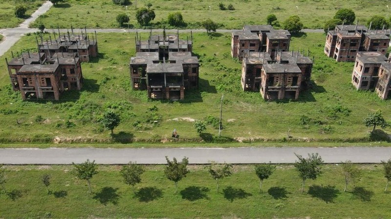 Những ngôi nhà tại một dự án khu dân cư ở huyện Nhơn Trạch bị bỏ hoang nhiều năm.