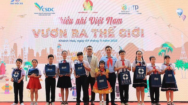Đại diện Ban Tổ chức Sân chơi “Thiếu nhi Việt Nam - Vươn ra thế giới” năm 2022 trao quà tặng thiếu nhi tham gia Lễ phát động.