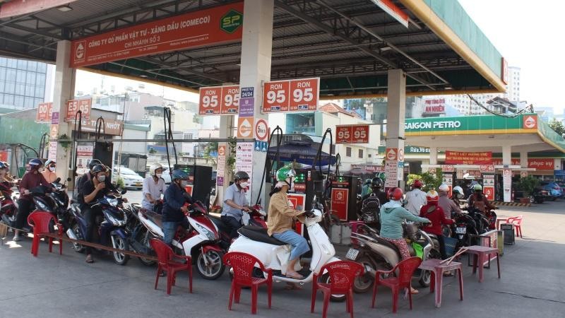 Tình trạng người dân xếp hàng chờ đợi tại các cửa hàng xăng, dầu duy trì nguồn cung vẫn đang diễn ra trên địa bàn Thành phố Hồ Chí Minh. (Ảnh: Thế Anh).