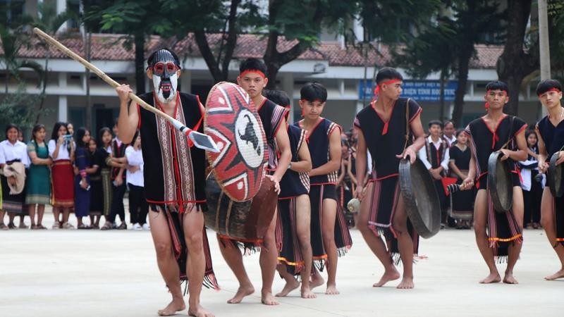 Các em học sinh dân tộc thiểu số tỉnh Kon Tum trình diễn cồng chiêng, múa xoang.