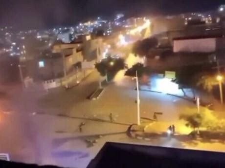 Ảnh chụp từ clip hiển thị khoảnh khắc nổ súng tại một khu chợ ở thành phố Izeh, Iran, ngày 16/11. (Nguồn: The Times of Israel)