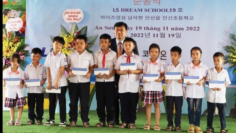Đại diện tổ chức của Hàn Quốc trao học bổng cho các em học sinh có hoàn cảnh khó khăn.