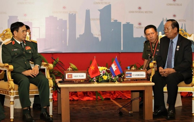 Bộ trưởng Quốc phòng Phan Văn Giang gặp Phó Thủ tướng, Bộ trưởng Quốc phòng Campuchia Tea Banh.