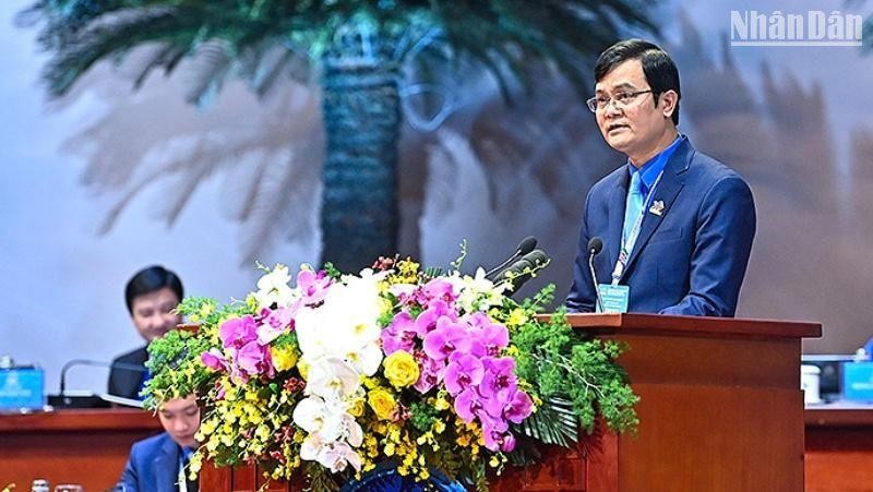 Đồng chí Bùi Quang Huy trình bày Báo cáo chính trị của Ban Chấp hành Trung ương Đoàn khóa XI trình Đại hội.